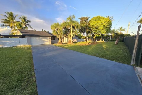 Casa en venta en Homestead, Florida, 6 dormitorios, 246.84 m2 № 1952019 - foto 1