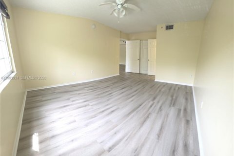Condo in Coconut Creek, Florida, 2 bedrooms  № 2069365 - photo 21