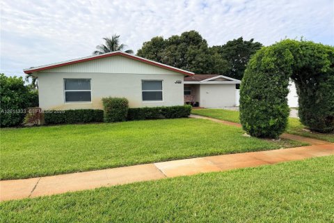 Villa ou maison à louer à Lauderhill, Floride: 3 chambres, 147.71 m2 № 2075158 - photo 2