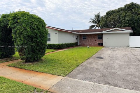 Villa ou maison à louer à Lauderhill, Floride: 3 chambres, 147.71 m2 № 2075158 - photo 3