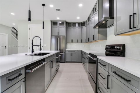 Casa en venta en Jensen Beach, Florida, 4 dormitorios, 274.43 m2 № 1978197 - foto 1