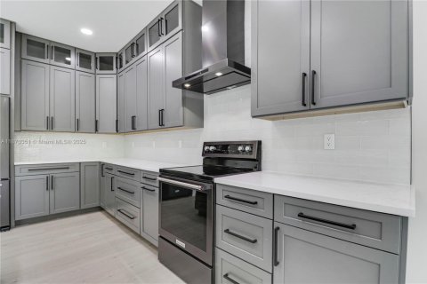 Casa en venta en Jensen Beach, Florida, 4 dormitorios, 274.43 m2 № 1978197 - foto 2