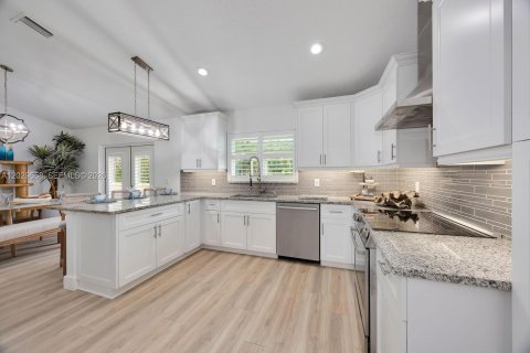 Купить виллу или дом в Локсахатчи-Гроувс, Флорида 4 спальни, 217.39м2, № 2085411 - фото 17