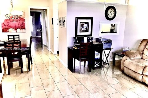 Кондоминиум с 1 спальней в Халландейл-Бич, Флорида № 2066606