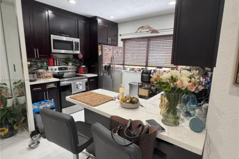 Condominio en venta en Hialeah, Florida, 2 dormitorios, 78.6 m2 № 1979501 - foto 3