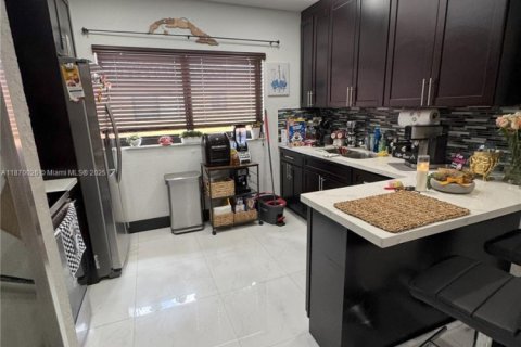 Condominio en venta en Hialeah, Florida, 2 dormitorios, 78.6 m2 № 1979501 - foto 2