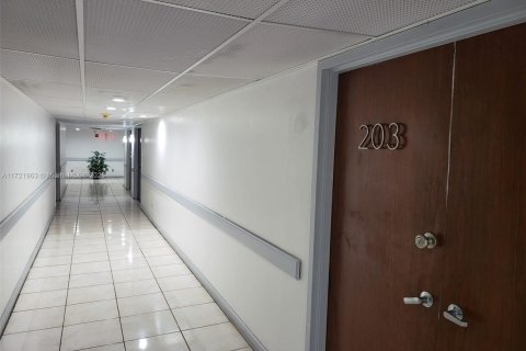 Commercial property in North Miami, Florida № 1710426 - photo 2