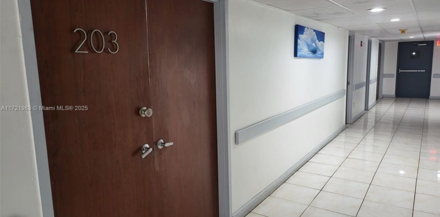 Commercial property in North Miami, Florida № 1710426