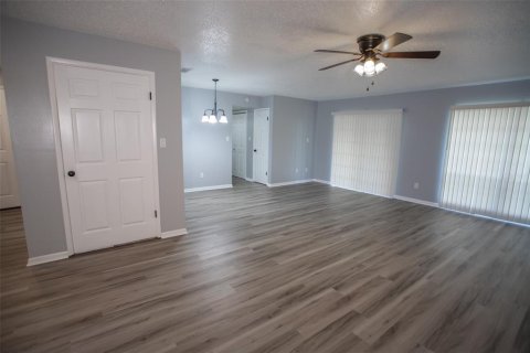 Condo in Melrose, Florida, 2 bedrooms  № 1788318 - photo 13