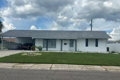 House in Sun City Center, Florida 2 bedrooms, 123.28 sq.m. № 2391441 - photo 2