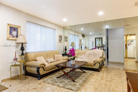 Villa ou maison à vendre à Hialeah, Floride: 5 chambres, 194.35 m2 № 2002875 - photo 4