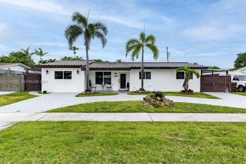 Casa en Hialeah, Florida 5 dormitorios, 194.35 m2 № 2002875