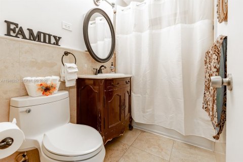 Villa ou maison à vendre à Hialeah, Floride: 5 chambres, 194.35 m2 № 2002875 - photo 20