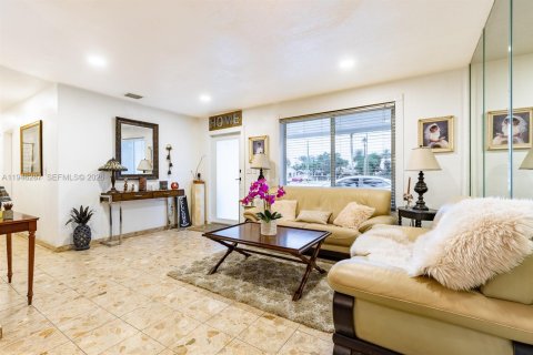 Villa ou maison à vendre à Hialeah, Floride: 5 chambres, 194.35 m2 № 2002875 - photo 6