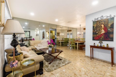 Villa ou maison à vendre à Hialeah, Floride: 5 chambres, 194.35 m2 № 2002875 - photo 5