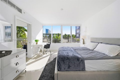 Condo in Miami Beach, Florida, 1 bedroom  № 2005069 - photo 11