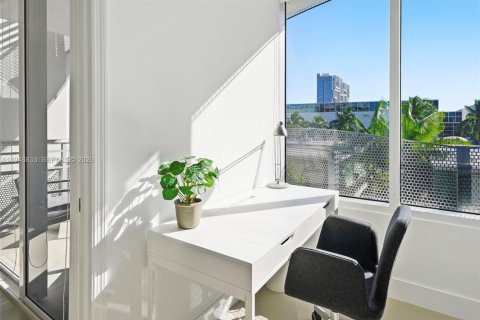 Condo in Miami Beach, Florida, 1 bedroom  № 2005069 - photo 17