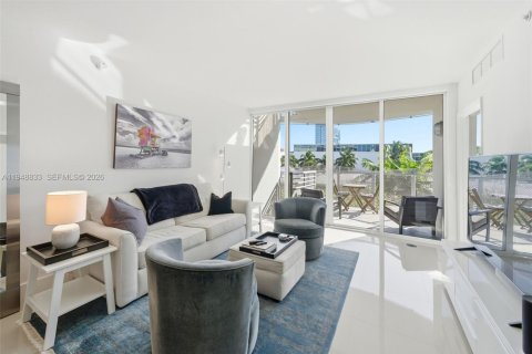 Condo in Miami Beach, Florida, 1 bedroom  № 2005069 - photo 2