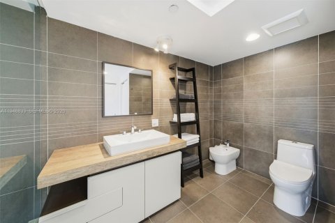 Condo in Miami Beach, Florida, 1 bedroom  № 2005069 - photo 13