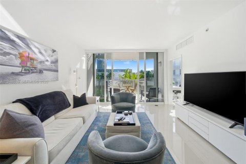 Condo in Miami Beach, Florida, 1 bedroom  № 2005069 - photo 3