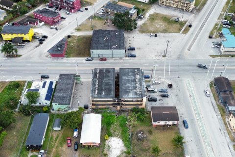 Commercial property in Belle Glade, Florida № 2178757 - photo 3