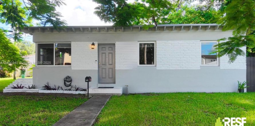 Casa en Miami Springs, Florida 3 dormitorios, 91.04 m2 № 1887691