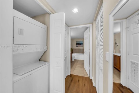 Купить кондоминиум в Корал-Гейблс, Флорида 2 комнаты, 73.39м2, № 2086047 - фото 13
