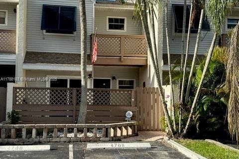 Townhouse in Margate, Florida 2 bedrooms, 123.75 sq.m. № 1863347 - photo 1