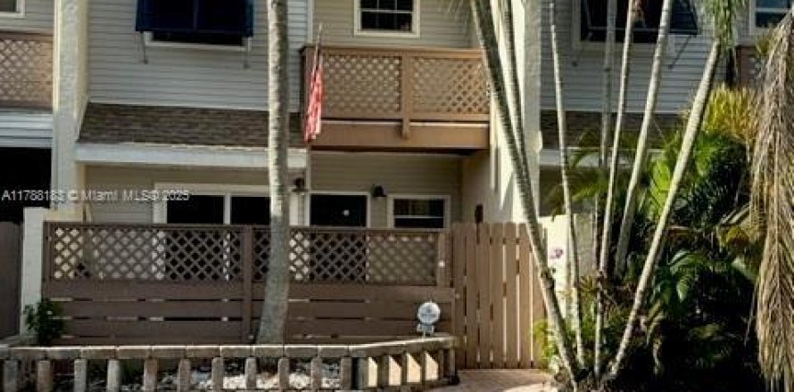 Townhouse in Margate, Florida 2 bedrooms, 123.75 sq.m. № 1863347