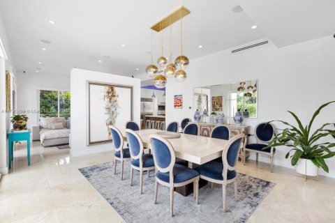 House in Key Biscayne, Florida 6 bedrooms, 338.72 sq.m. № 1715529 - photo 11