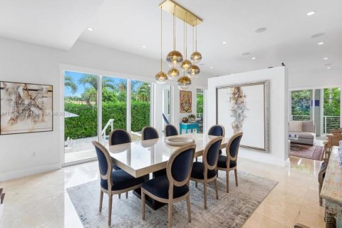 House in Key Biscayne, Florida 6 bedrooms, 338.72 sq.m. № 1715529 - photo 12