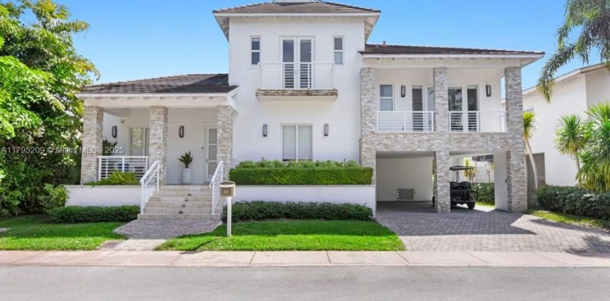 House in Key Biscayne, Florida 6 bedrooms, 338.72 sq.m. № 1715529