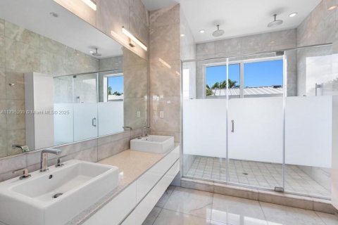 House in Key Biscayne, Florida 6 bedrooms, 338.72 sq.m. № 1715529 - photo 28