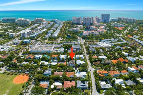 House in Key Biscayne, Florida 6 bedrooms, 338.72 sq.m. № 1715529 - photo 6