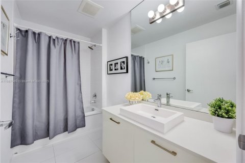 Condo in Miami, Florida, 1 bedroom  № 2037532 - photo 6
