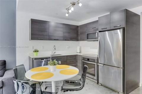 Condo in Miami, Florida, 1 bedroom  № 2037532 - photo 3