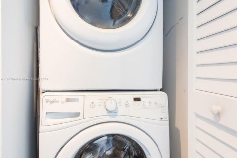 Condo in Miami, Florida, 1 bedroom  № 2037532 - photo 22