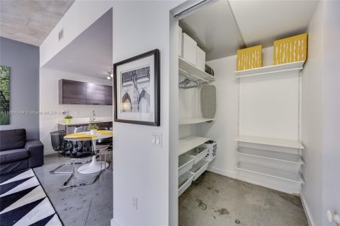 Condo in Miami, Florida, 1 bedroom  № 2037532 - photo 4
