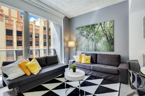 Condominio en Miami, Florida, 1 dormitorio  № 2037532
