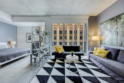 Condo in Miami, Florida, 1 bedroom  № 2037532 - photo 2