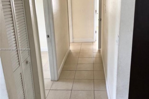 Villa ou maison à louer à Fort Lauderdale, Floride: 4 chambres, 130.06 m2 № 1928377 - photo 2