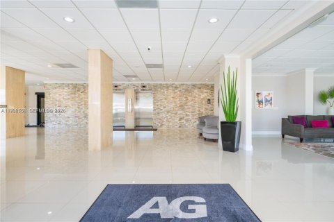 Condo in Hallandale Beach, Florida, 2 bedrooms  № 1998122 - photo 12