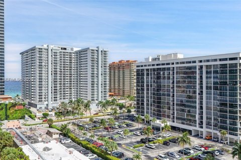 Condo in Hallandale Beach, Florida, 2 bedrooms  № 1998122 - photo 22