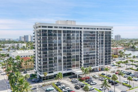 Condo in Hallandale Beach, Florida, 2 bedrooms  № 1998122 - photo 23