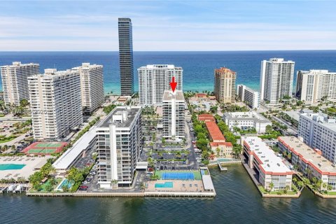 Condo in Hallandale Beach, Florida, 2 bedrooms  № 1998122 - photo 18
