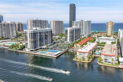 Condo in Hallandale Beach, Florida, 2 bedrooms  № 1998122 - photo 20