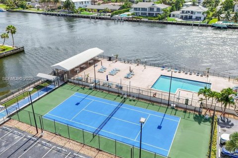 Condo in Hallandale Beach, Florida, 2 bedrooms  № 1998122 - photo 16