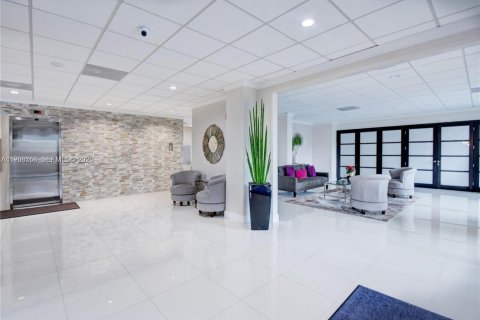 Condo in Hallandale Beach, Florida, 2 bedrooms  № 1998122 - photo 13