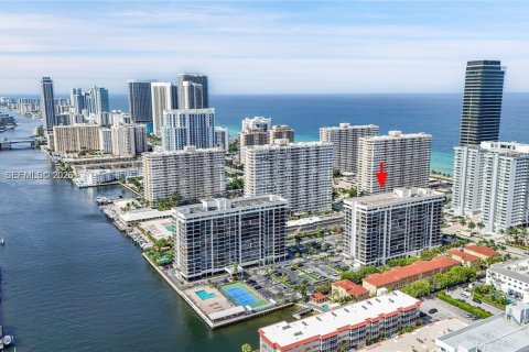 Condo in Hallandale Beach, Florida, 2 bedrooms  № 1998122 - photo 19