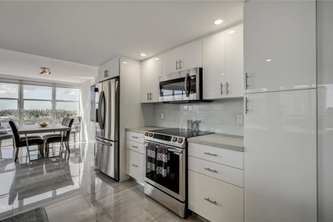 Condo in Hallandale Beach, Florida, 2 bedrooms  № 1998122 - photo 5